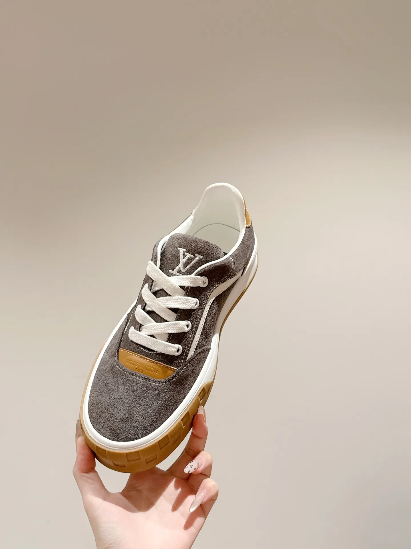 👟👟Ex-factory price 640👟👟 LV men's new tilt sneakers, classic catwalk style, air-glue technology, very comfortable on the feet. Luxurious materials, fine workmanship, European made English letters printed on the midsole, the upper is made of calfskin, the side is decorated with the brand LOGO and signature, the latest latex foot pads ➕ mesh lining, the foot feels super comfortable. Two-color TPU combination outsole. Packing process Goodyear stitched seam fabric: first-layer cowhide, lining: customized silky mesh lining-first-layer silk cowhide lining Bottom thickness: 0.5cm ☑️size: men's 39-44 (45 customized, non-returnable)